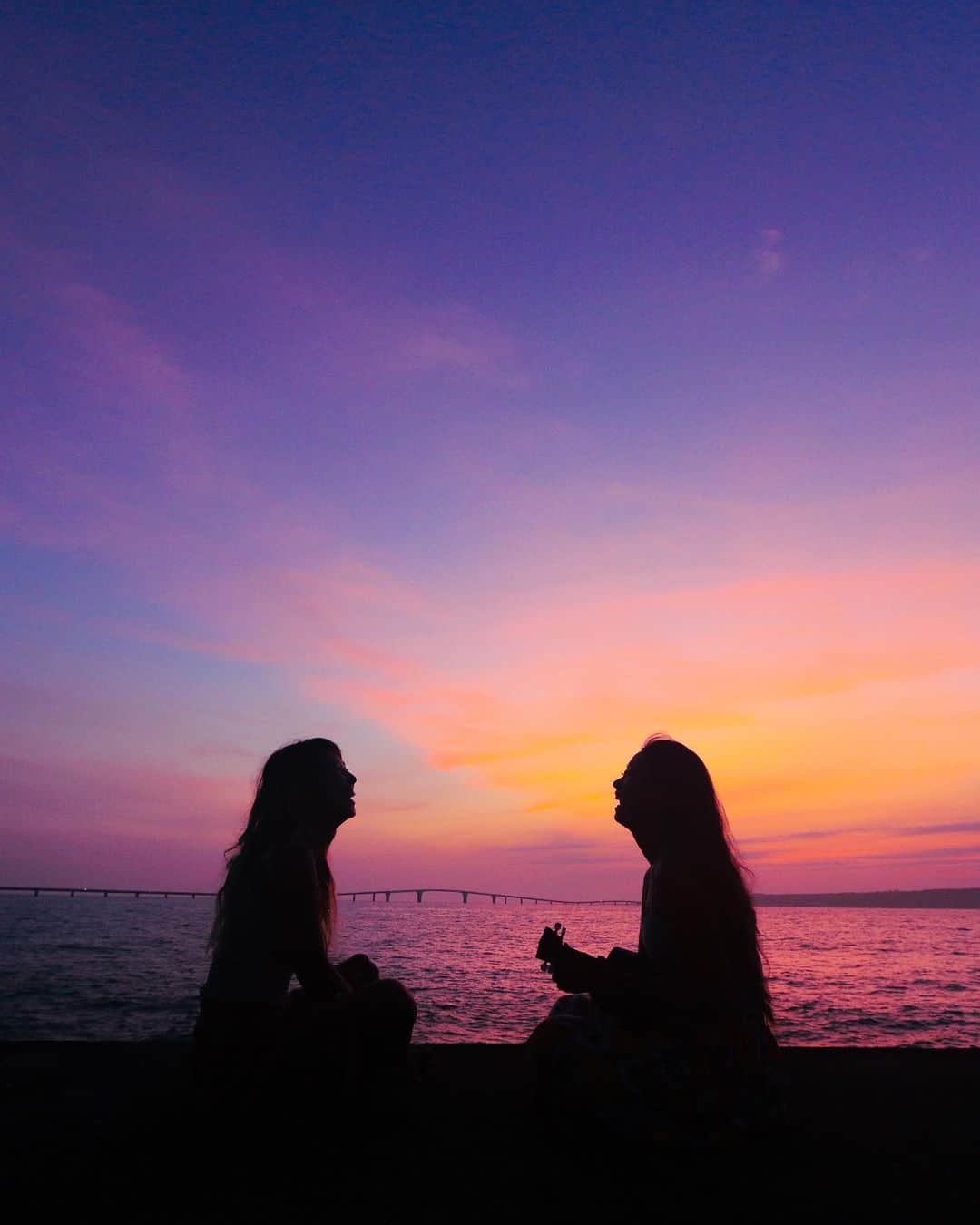 maakoのインスタグラム：「さっきのSUNSET TIME🌅💜💜💜  w/ @maup0ns.78 💋loveちゃんず🤝 空はでっかくて綺麗で ウクレレ弾いてくれて🌴 幸せ時間でした💫 いつもありがとうーーーー💋💋💋  #もう9月💫💫💫💫 今年あと17回しか土曜日ないって知ってた？😇😇😇」