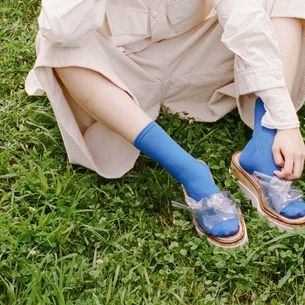 のインスタグラム：「… E-MOOK ZUCCa 2020-2021：OPEN MY EYES  UNDER THE SKY 澄んだ青空も、へそを曲げた空も、透き通ったその瞳にぜんぶ映して、かろやかにステップを踏む彼女。明るく前を向いて見つめる未来には、きっとハッピーな瞬間が待ているはずだ。  Photo_Kisshomaru Shimamura Styling_Kazuhide Umeda Hair & make-up_Naoyuki Ohgimoto Model_Sakurako Konishi Art direction & design_ Maki Casai  @multimedia_tkj @zucca_tokyo  #emook #mook #zucca #openmyeyes #autumn #winter #2020 #2021 #aw20 #tokyo #japan #fashion #ootd #宝島社 #ブランドムック #ムック #ズッカ #ズッカトウキョウ  #Repost @sakurako_kns with @get_repost ・・・ 🌿 ZUCCa  MOOK2020-2021」