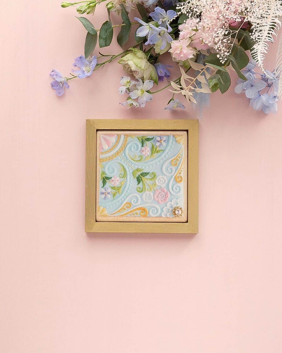 KUNIKAのインスタグラム：「Flower Garden Cookie Tile -Horizon Blue-﻿ ﻿ 今回、タイルをインテリアとして飾っていただけるよう、オリジナルで木のフレームを制作しました。﻿ 1枚用、4枚用、お色はナチュラルな木のままと、ゴールドにペイントした4種類になります。﻿ 専用の接着剤と、壁にかけて頂ける金具つきです。﻿ ﻿ また、そのままコースターとしてや、お気に入りのアクセサリーを置いたりなどにご使用する際に、テーブルを傷つけないよう裏面の四隅に貼る保護シールをオプションでお選び頂けます。﻿ ﻿ 発売は9月4日(金)21:00〜オンラインショップに入荷します。﻿ ▶︎https://kunika.theshop.jp﻿ ﻿ ※オンラインショップには9月3日に商品をupいたします。﻿ ※フレームは別売りになります。﻿ ﻿ ❃Special thanks❃ Flower artist : YUKI @plus_flower_2020 ﻿ ﻿ #artofkunika」