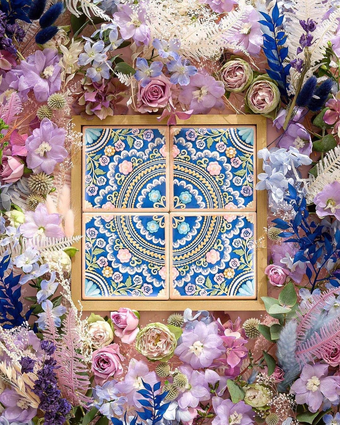 KUNIKAのインスタグラム：「Flower Garden Cookie Tile -Ocean Blue-﻿ ﻿ These are my original icing cookie print ceramic tiles.﻿ It will be released on 4th September.﻿ (Delivery available only to destinations within Japan🙇‍♂️)﻿ ﻿ こちらは大好きな青をベースに、4枚繋げるとさらに大きな柄になるデザインです。﻿ レース模様が出現します❃﻿ 1枚でも可愛いですが、4枚、8枚、16枚と繋げると、さらに模様が広がります💙﻿ ﻿ 発売は9月4日(金)21:00〜オンラインショップに入荷します。﻿ ▶︎https://kunika.theshop.jp﻿ 1枚での販売と、少しお得になる4枚セットもご用意しました。﻿ ﻿ ※オンラインショップには9月3日に商品をupいたします。﻿ ※フレームは別売りになります。﻿  ❃Special thanks❃ Flower artist : YUKI @plus_flower_2020 ﻿ ﻿ #artofkunika」