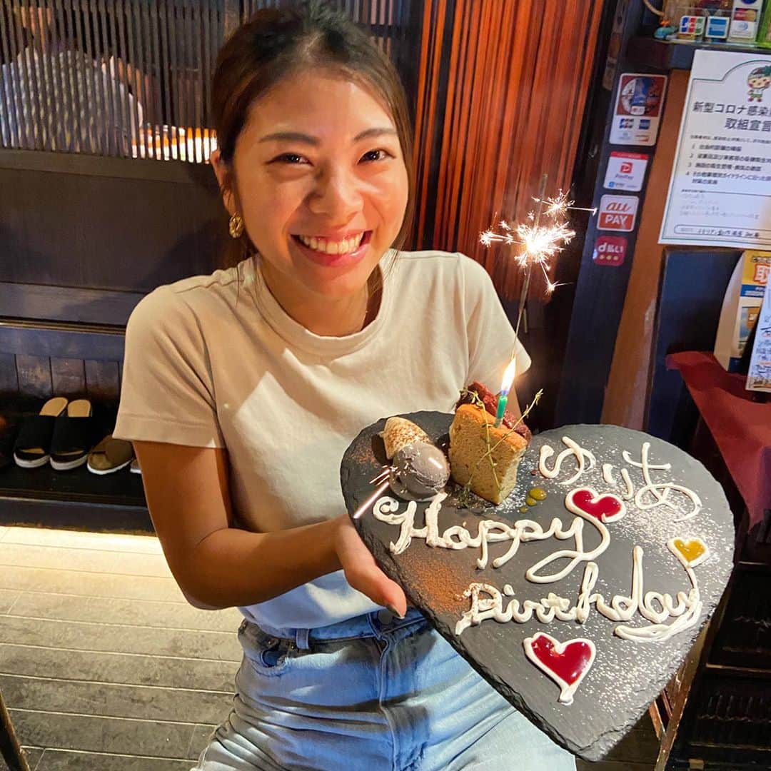 ゆりあのインスタグラム：「撮影先で祝っていただきました✨ 嬉しかった🥺ありがとうございました！！  そしてみなさまメッセージやコメントありがとうございます❤️ これからも頑張って、楽しく毎日を送って行こうと思います😊  それでは明日も撮影なので今日は早く寝ようと思います😌 おやすみなさい💤  #birthday #mybirthday #白金台女子ゴルフ部 #ゴルフ #ゴルフ女子 #強かわ女子 #若手女子ゴルファー #ゴルファー #golf #instagolf #instagolfer #Shirojo #白女 #shirokanedailadiesgolfclub #ゴルフ好きと繋がりたい #女子ゴルフ #ゴルフ好き #かわいい #⛳️ #🏌️‍♀️ #youtube #チャンネル登録お願いします #白女応援団 #栃木」