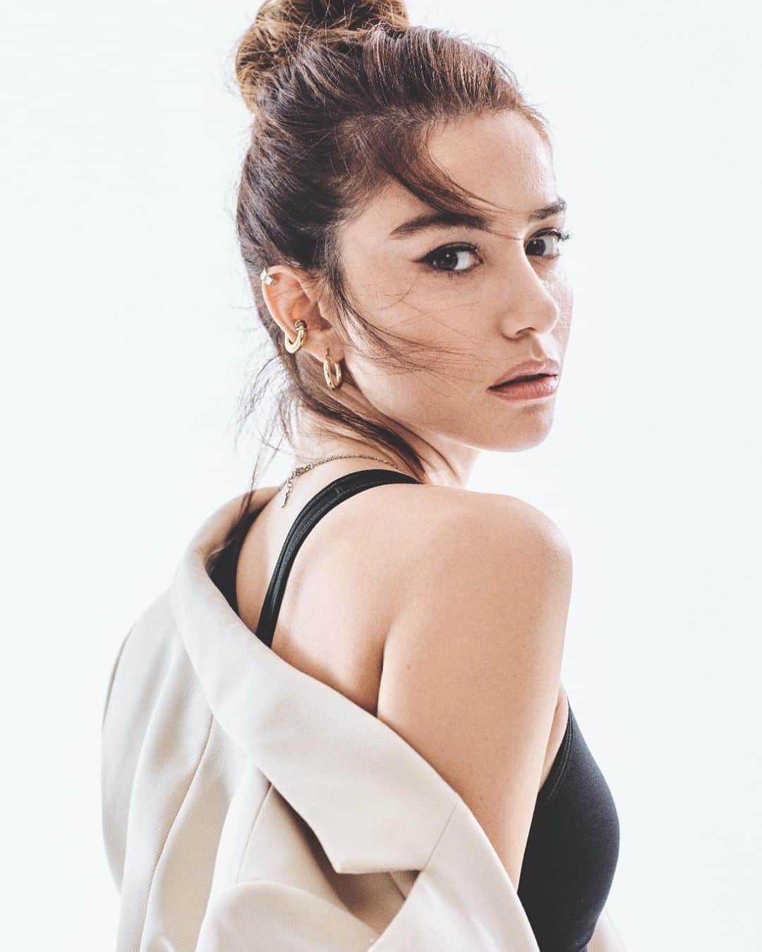 Ozge Gurelのインスタグラム：「@allmagazine Eylül sayısında beraberiz 🎉🎉  Enerjilerin bitmek bilmediği, çekmelere doyamadığımız bu şahane gün için emeği geçen herkese teşekkür ederim 💫💫  Fotoğraf @selcukdanyildiz  Makyaj @alirizaozdemir  Saç @akin_unal  Moda editörü @cerencetinoglu  Röportaj @baglankeskin  ve çiçeğim @pinarcura 💕💕」