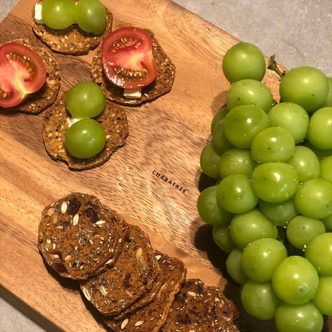 チョン・テウさんのインスタグラム写真 - (チョン・テウInstagram)「요즘 눈코뜰새 없이 바빠서 얼굴도 잘 못보는 사이 🙈 - 아내가 전화와서 오늘은 일찍 들어오래요. 맨날 늦어서 혼나는줄 알았는데 제가 좋아하는 김치전을 해놨더라구요.😍 - 비와서 나랑 막걸리 먹고싶었던게지?🤪  요즘 집콕에 아이들 인터넷 수업에 힘든 아내를 위해 사랑의 대화를 나누렵니다. 태풍 마이삭도 무탈히 잘 지나가기를 기원합니다 🙏🏻 #김치전 #지평막걸리 #샤인머스캣 #깜빠리토마토 그리고 #크리스프빅」9月2日 22時57分 - _jungtaewoo