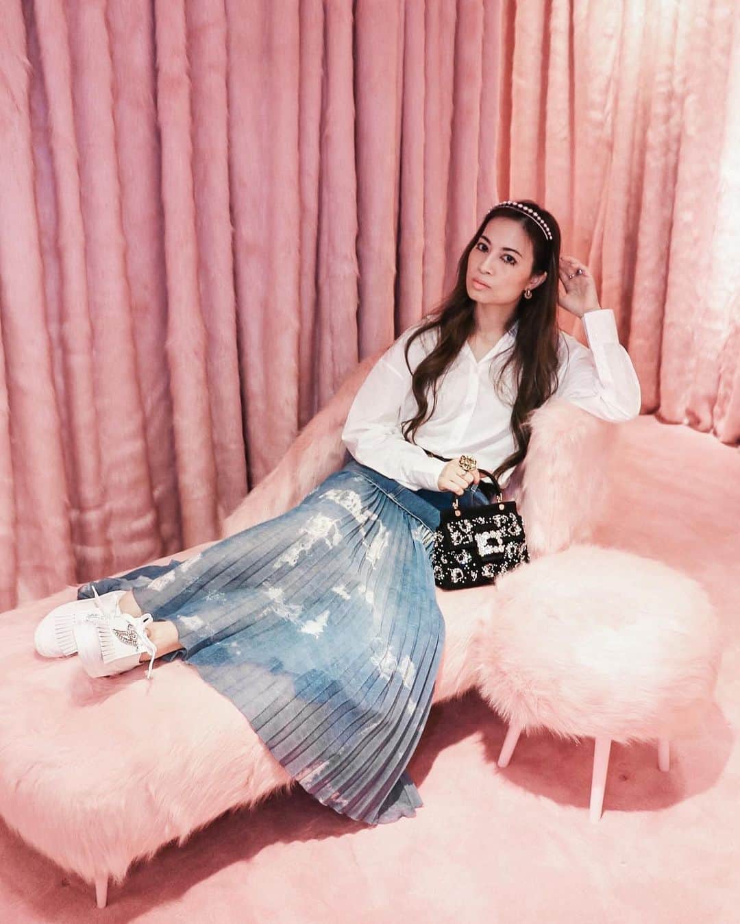 Ruby Kwanさんのインスタグラム写真 - (Ruby KwanInstagram)「1, 2, 3 or 4? 😸💕👩🏻 #RogerVivier #GherardoFelloni #rougecloset⠀ ⠀ So excited to play in this pink fluffy room at #HotelVivier #Sensorama by @GherardoFelloni and checked out the Roger Vivier #FW20 collection.⠀ ⠀ Join me to visit their virtual tour again 👉🏻 HotelVivierHKG.beyondz.com.hk. Link in bio too.⠀ ⠀ Headband, bag and sneakers @RogerVivier⠀ Makeup @tylerxtatum」9月2日 22時57分 - rougecloset