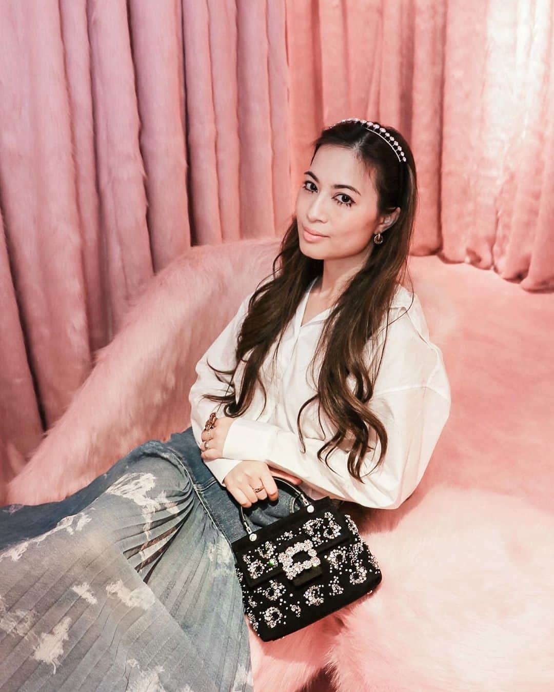 Ruby Kwanさんのインスタグラム写真 - (Ruby KwanInstagram)「1, 2, 3 or 4? 😸💕👩🏻 #RogerVivier #GherardoFelloni #rougecloset⠀ ⠀ So excited to play in this pink fluffy room at #HotelVivier #Sensorama by @GherardoFelloni and checked out the Roger Vivier #FW20 collection.⠀ ⠀ Join me to visit their virtual tour again 👉🏻 HotelVivierHKG.beyondz.com.hk. Link in bio too.⠀ ⠀ Headband, bag and sneakers @RogerVivier⠀ Makeup @tylerxtatum」9月2日 22時57分 - rougecloset