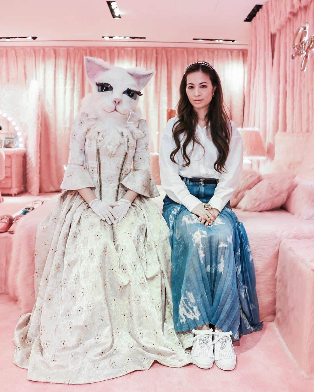 Ruby Kwanのインスタグラム：「1, 2, 3 or 4? 😸💕👩🏻 #RogerVivier #GherardoFelloni #rougecloset⠀ ⠀ So excited to play in this pink fluffy room at #HotelVivier #Sensorama by @GherardoFelloni and checked out the Roger Vivier #FW20 collection.⠀ ⠀ Join me to visit their virtual tour again 👉🏻 HotelVivierHKG.beyondz.com.hk. Link in bio too.⠀ ⠀ Headband, bag and sneakers @RogerVivier⠀ Makeup @tylerxtatum」