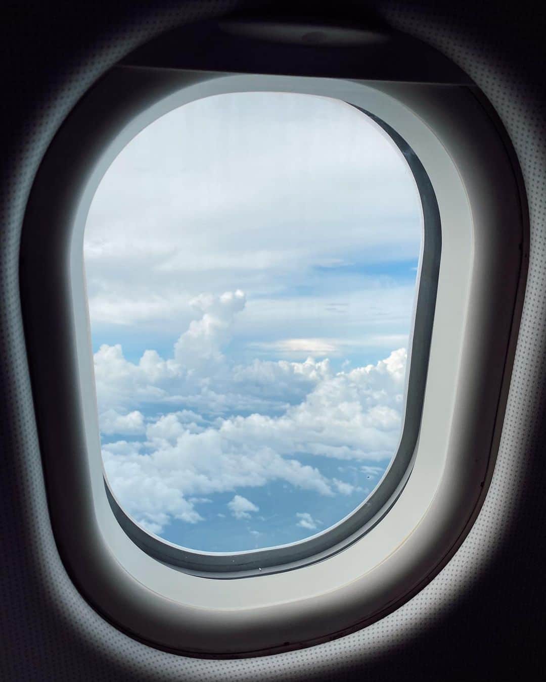 シャニーナ・シャイクのインスタグラム：「🛬 just touched down in London Town」