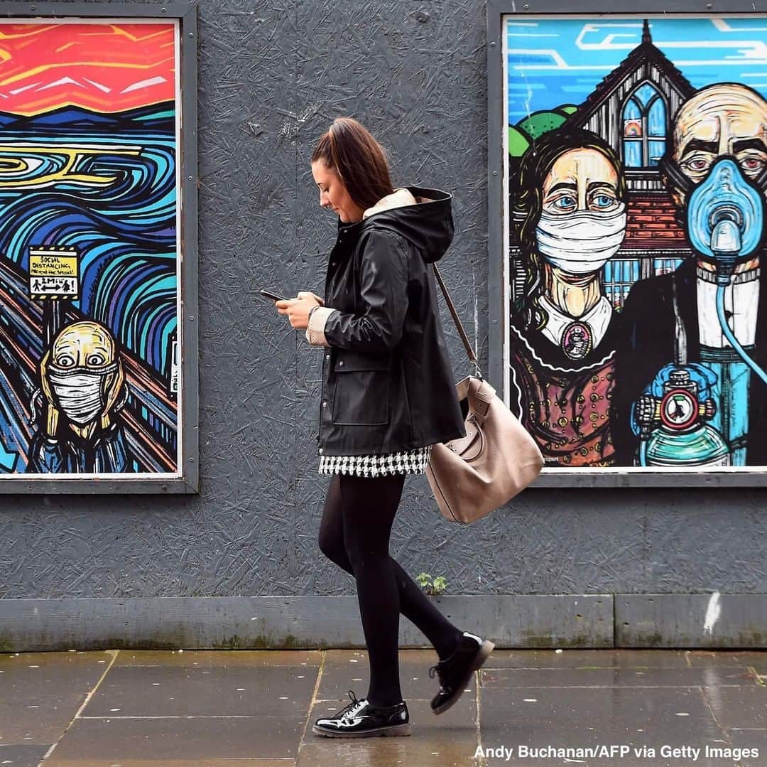 ABC Newsさんのインスタグラム写真 - (ABC NewsInstagram)「A pedestrian in Glasgow walks past graffiti depicting the subjects in famous artworks wearing masks, as the Scottish government imposes restrictions on the city amid a rise in coronavirus cases. #glasgow #scotland #covid19 #coronavirus #art」9月2日 23時00分 - abcnews