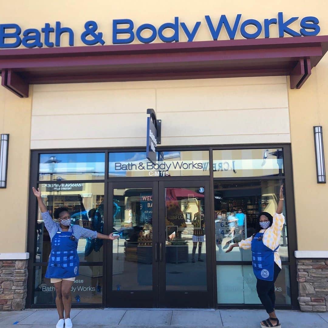 Bath & Body Worksさんのインスタグラム写真 - (Bath & Body WorksInstagram)「💙 Because everyone looks good in Gingham! 💙 We’re hiring in our stores nationwide! Head to Stories to learn more & to get the link to apply today!」9月2日 23時00分 - bathandbodyworks