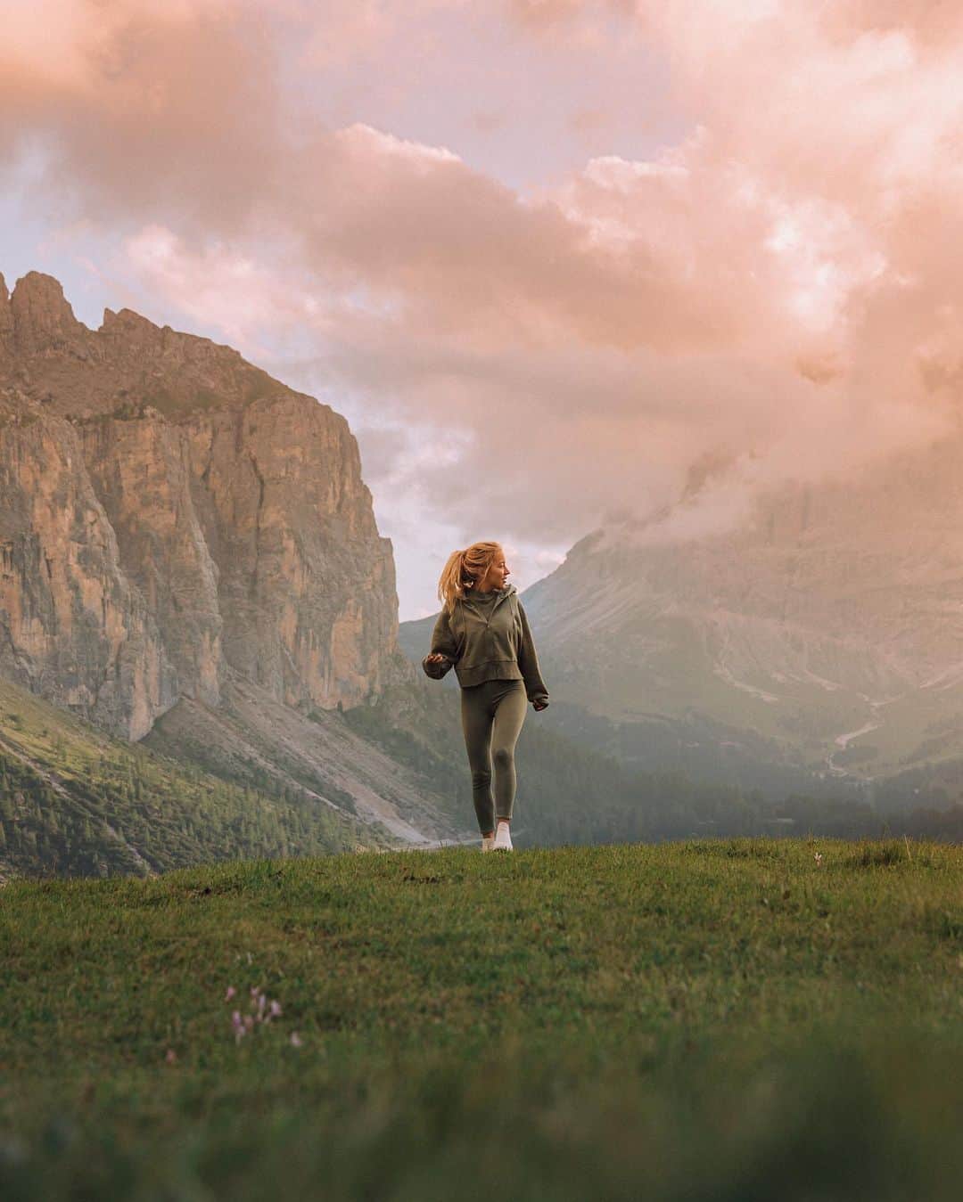 アギーさんのインスタグラム写真 - (アギーInstagram)「My heart is full 💙 love the Dolomites!  Photo by @jacob #dolomites」9月2日 23時03分 - aggie
