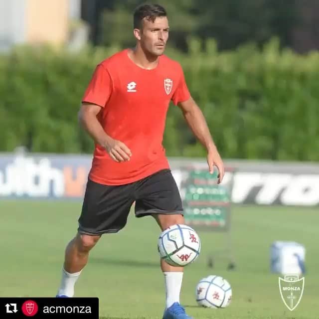 ジュリオ・ドナーティのインスタグラム：「Getting ready for the season.. ⚽️💪🏼🔴⚪️😁 #football #training #chicicrede #acmonza #focus」