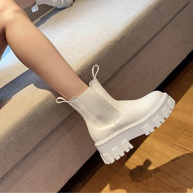 SweetHeart ショップさんのインスタグラム写真 - (SweetHeart ショップInstagram)「レディース　ブーツ　ハイヒール　美脚　歩きやすい SHS510101  (￥3,080)   新作アイテムか 入荷  #デートコーデ #デート服コーデ #デート服 #きょコ #韓国ファッション通販サイト #韓国ファッションコーデ #オルチャンコーデ #オルチャンスタイル #淡色コーデ #kirei #r_fashion #ラクジョ #ローヒール #ローヒールブーツ #ショートブーツ #ショートブーツコーデ #レザーブーツ #チャンキーヒール #太ヒール #ブーツ」9月2日 23時17分 - sweetheartstore0711