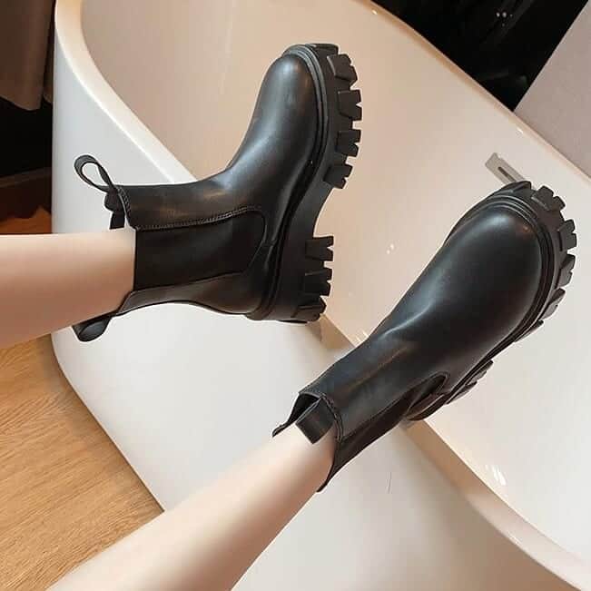 SweetHeart ショップさんのインスタグラム写真 - (SweetHeart ショップInstagram)「レディース　ブーツ　ハイヒール　美脚　歩きやすい SHS510101  (￥3,080)   新作アイテムか 入荷  #デートコーデ #デート服コーデ #デート服 #きょコ #韓国ファッション通販サイト #韓国ファッションコーデ #オルチャンコーデ #オルチャンスタイル #淡色コーデ #kirei #r_fashion #ラクジョ #ローヒール #ローヒールブーツ #ショートブーツ #ショートブーツコーデ #レザーブーツ #チャンキーヒール #太ヒール #ブーツ」9月2日 23時17分 - sweetheartstore0711