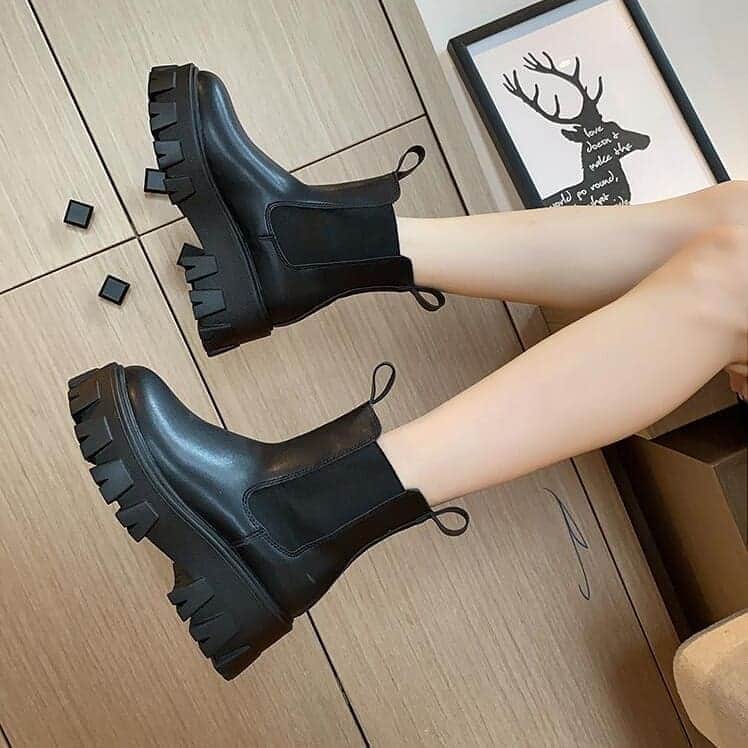 SweetHeart ショップさんのインスタグラム写真 - (SweetHeart ショップInstagram)「レディース　ブーツ　ハイヒール　美脚　歩きやすい SHS510101  (￥3,080)   新作アイテムか 入荷  #デートコーデ #デート服コーデ #デート服 #きょコ #韓国ファッション通販サイト #韓国ファッションコーデ #オルチャンコーデ #オルチャンスタイル #淡色コーデ #kirei #r_fashion #ラクジョ #ローヒール #ローヒールブーツ #ショートブーツ #ショートブーツコーデ #レザーブーツ #チャンキーヒール #太ヒール #ブーツ」9月2日 23時17分 - sweetheartstore0711