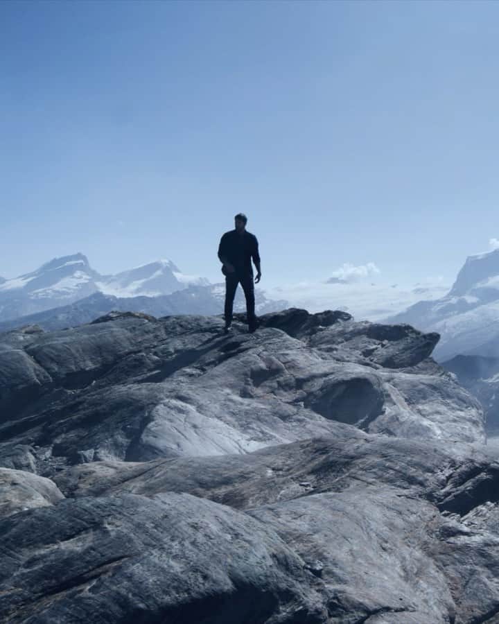 ニック・ベイトマンのインスタグラム：「14’000 ft up for BVLGARI MAN GLACIAL ESSENCE 🏔   Only accessible by helicopter I feel privileged to be one of the few humans to step foot on these mountains and glaciers.  Thank you to @bulgariparfums and @bulgari for pushing the limits to show the elements #unforgettable」