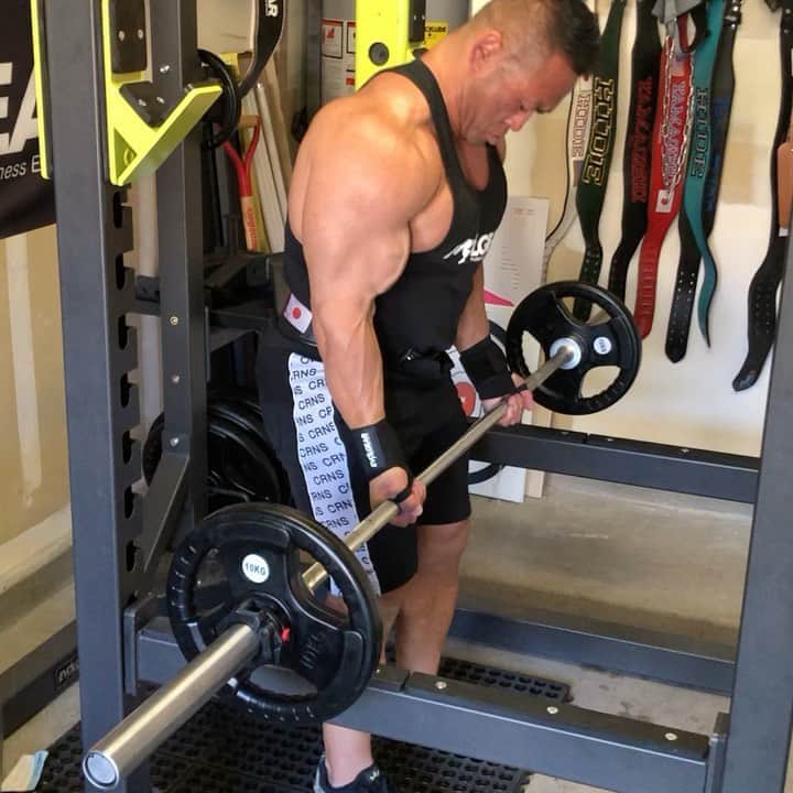 のインスタグラム：「Arm day in @evolgear #dragonsdengym Barbell curl has been a staple of my biceps workout.  上腕二頭筋の基本はやっぱりバーベルカールだ。」
