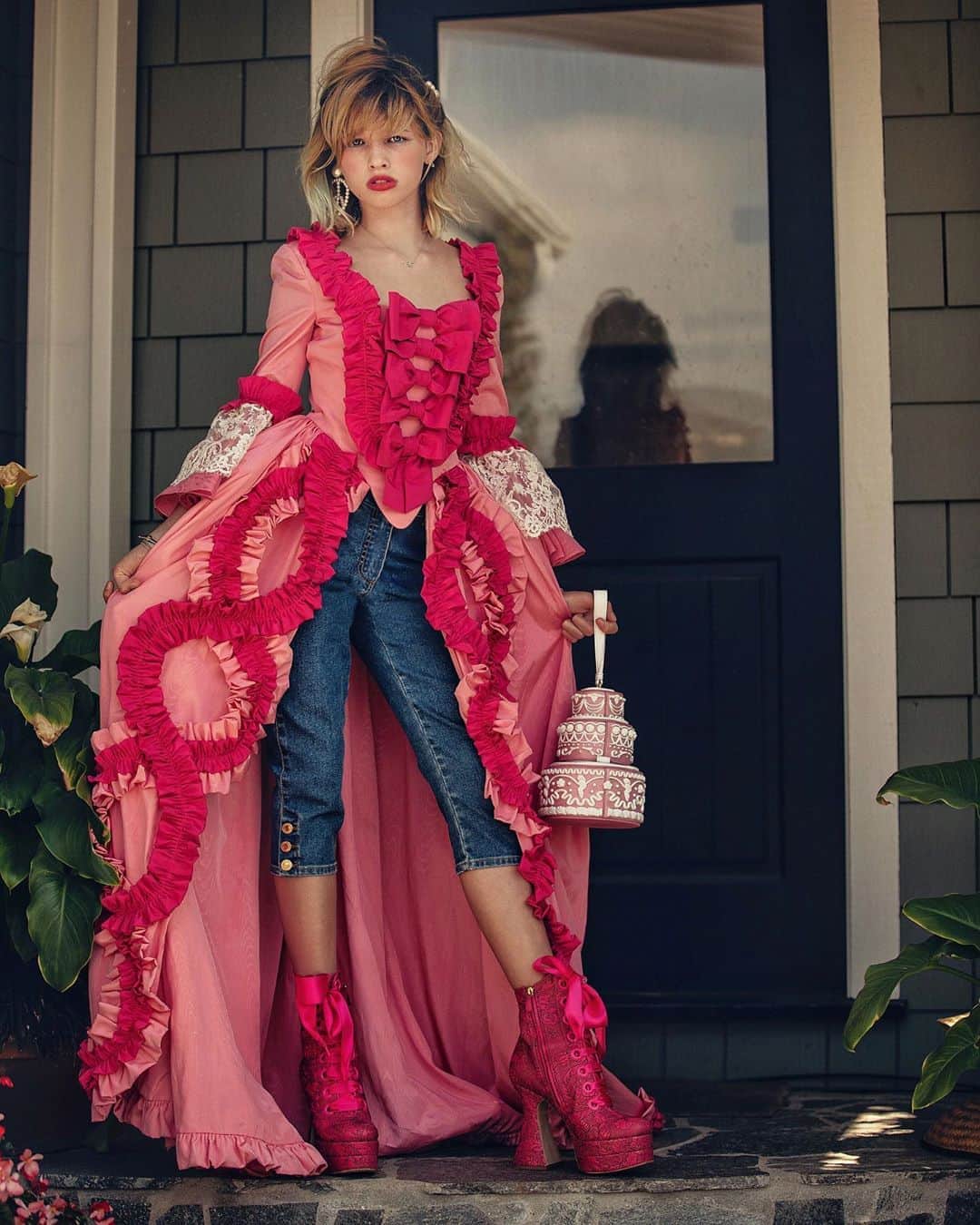 ジェレミー・スコットのインスタグラム：「LET THEM EAT CAKE PURSES ! @evergaboanderson WEARING @moschino PHOTOGRAPHED BY @chrissbrenner WITH HAIR & MAKE UP BY @millajovovich 🎀」