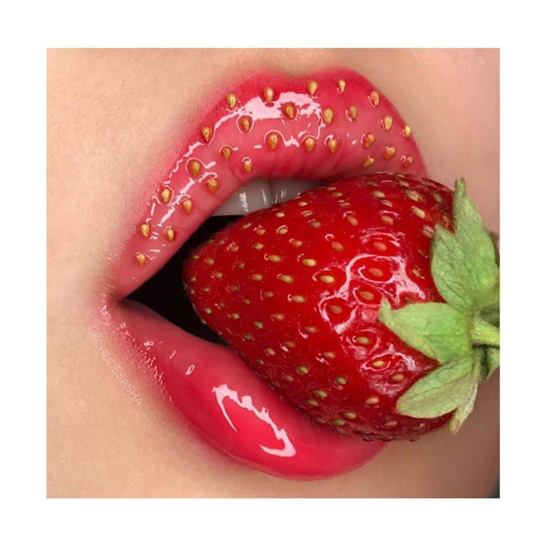 ジュリアナ・パエスのインスタグラム：「Breakfast 🍓#yummy #bomdia」
