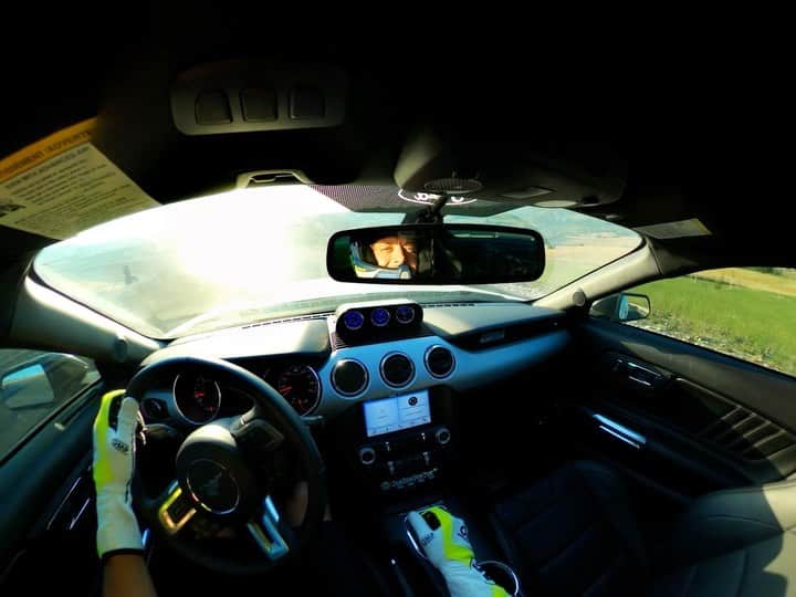 バレンティーノ・ロッシのインスタグラム：「Good fun with 700HP at the “Graziano Rossi drifting track” in Tavullia 🎥by @gopro @samwerkmeister」