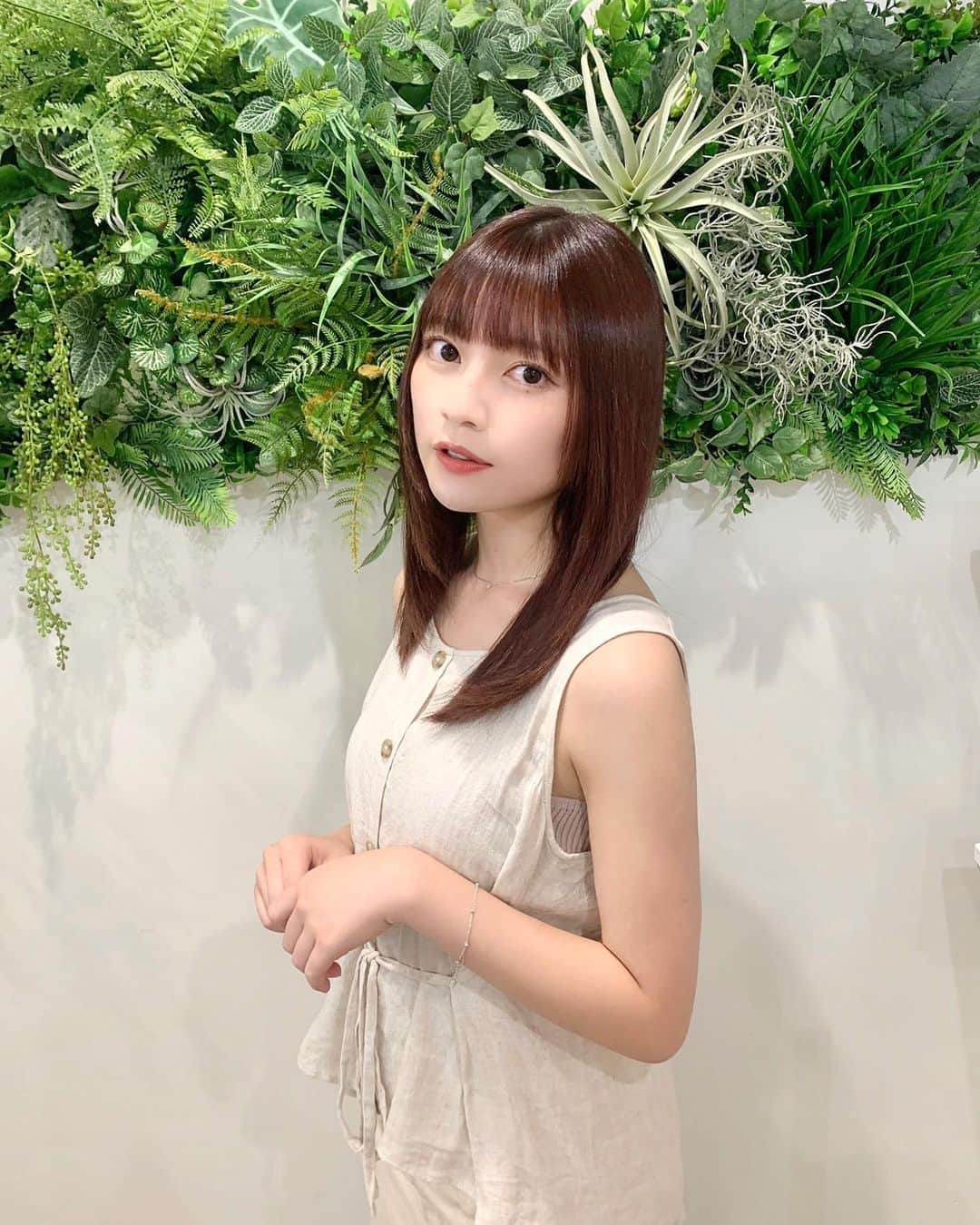 廣川奈々聖のインスタグラム：「@regen_lab_ さんで 水素抗酸化トリートメント をやって頂きました🐈🚿﻿ ﻿ ﻿ 熱に頼らず、乾かしただけでサラサラになって、終わったあとの自分の髪質がさっきまでとぜんぜん違うし、ほんと自分の髪じゃないみたいで すごかった…☁とにかくツヤがすごいの！﻿ ﻿ ﻿ もちも良いみたいなので嬉しい ᵕ_ᵕ̩̩﻿ ﻿ ﻿ ﻿ ﻿ ﻿ 私のインスタ見てきてくれた方は20%オフで、今月トリートメントを予約した方には シャンプーとトリートメントをプレゼントしてくれるそうです！私も頂いた ！﻿ ﻿ ﻿ とっても良かったので 自分のご褒美とかに ﻿ 是非行ってみてね - ̗̀ ♡ ̖́-﻿ ﻿ ﻿ ﻿ ﻿ ﻿ ﻿ #ヘアサロン#トリートメントサロン#表参道サロン#ヘアメンテ#ヘアメンテナンス#hairsalon#regenlab」