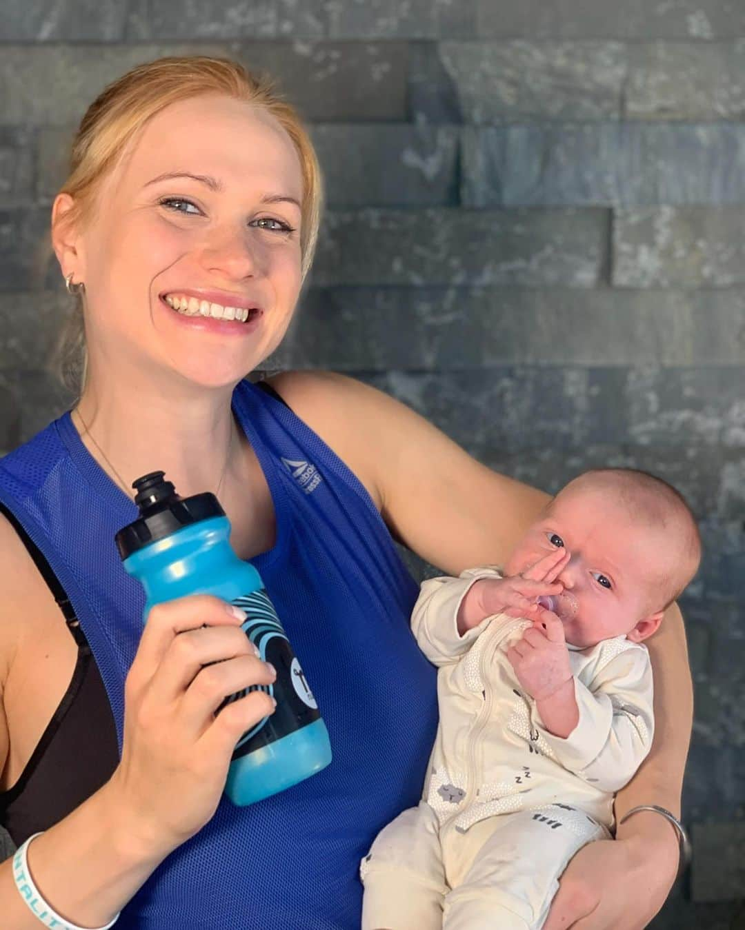 アニー・スラスドーターさんのインスタグラム写真 - (アニー・スラスドーターInstagram)「Fussy baby calls for a fizzy drink for mom. @nuun to the rescue!  I might not be back at my normal training volume, but breastfeeding, interrupted sleep and changing daily routines all add extra stress to my system.   It’s easy to neglect yourself when you have to take care of someone else, but remember that you’ll be better for everyone around you if you also take care of yourself!  Here are my daily goals to be the best me.  1. Drink at least 4L of water - and add electrolytes and salts. Currently I take 2-3x nuun sport, 1-2x nuun immunity to keep levels up.   2. Eat healthy, whole foods to support myself and my baby (2700cals daily)  3. Take a nap when I have the chance (2-3x20mi )  4. Do my rehab exercises   5. Go for a walk with my little princess. (Still only able to walk for about 30min but I’m getting there)  @nuunhydration #ad」9月2日 23時28分 - anniethorisdottir