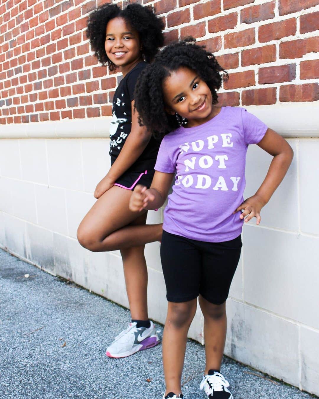 ロック&リパブリックのインスタグラム：「@heytrinasmall’s daughters are a major mood. 💅🏽 Tap to shop cute school styles for heading back or logging in + try Store Drive Up for online orders (select locations). #Kohls #backtoschool」