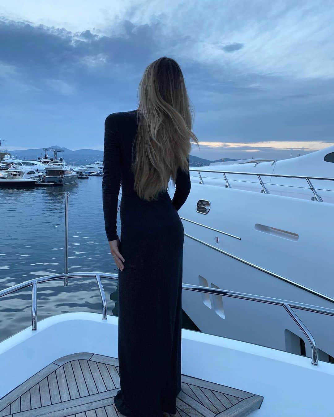 Mathilde Goehlerのインスタグラム：「The last bit of summer 🖤」