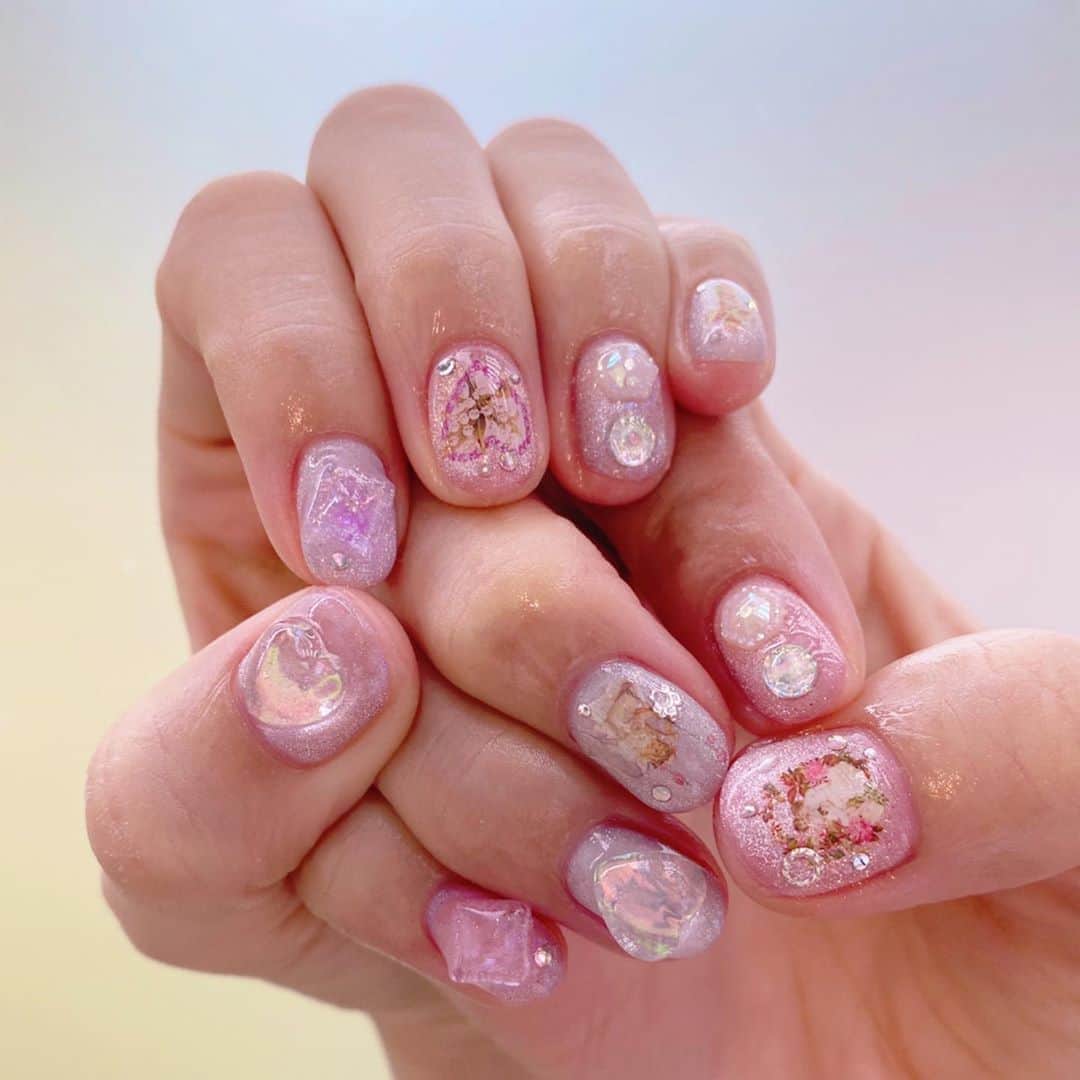 ぱいぱいでか美のインスタグラム：「Lovlでネイル変えました☻ ꙳ #nail #lovlnail #マグネットネイル ꙳ 先月やってもらったマグネットネイルが本当に可愛くて ハマっちゃったので今月もベースはマグネットにしてもらいました❤︎ 秋と言うにはまだ早いみたいな季節で すごいネイルも迷ったんだけど 大人しい感じは自分ぽくないので 色味や全体的なトーンはいつもより落ち着かせつつ キラキラにしてもらいました☻ 天使のシールかわいい(T . T)！召される……。 今回もキャベツさんにやってもらいましたー！ そんで今月も大島さん @xxyasuoki と行った！ 大島さんのネイルもめっちゃ綺麗で良い……！」