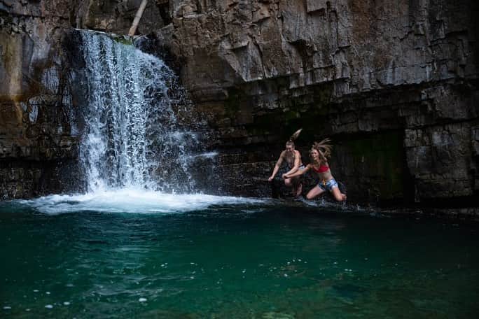 チェルシー・ルーズのインスタグラム：「Sisterhood + cold water. Two of my favorite things.   Thanks for braving the cold water with me @molly.mitchell   @ladzinski photos」