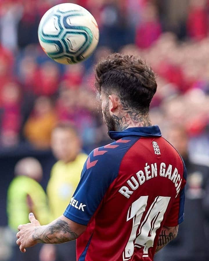 LFPさんのインスタグラム写真 - (LFPInstagram)「With his head in the game!🌟 • ¡Con la cabeza en el juego! 😎 • #RubenGarcia #Osasuna #LaLiga #LaLigaSantander #Goals」9月3日 9時02分 - laliga