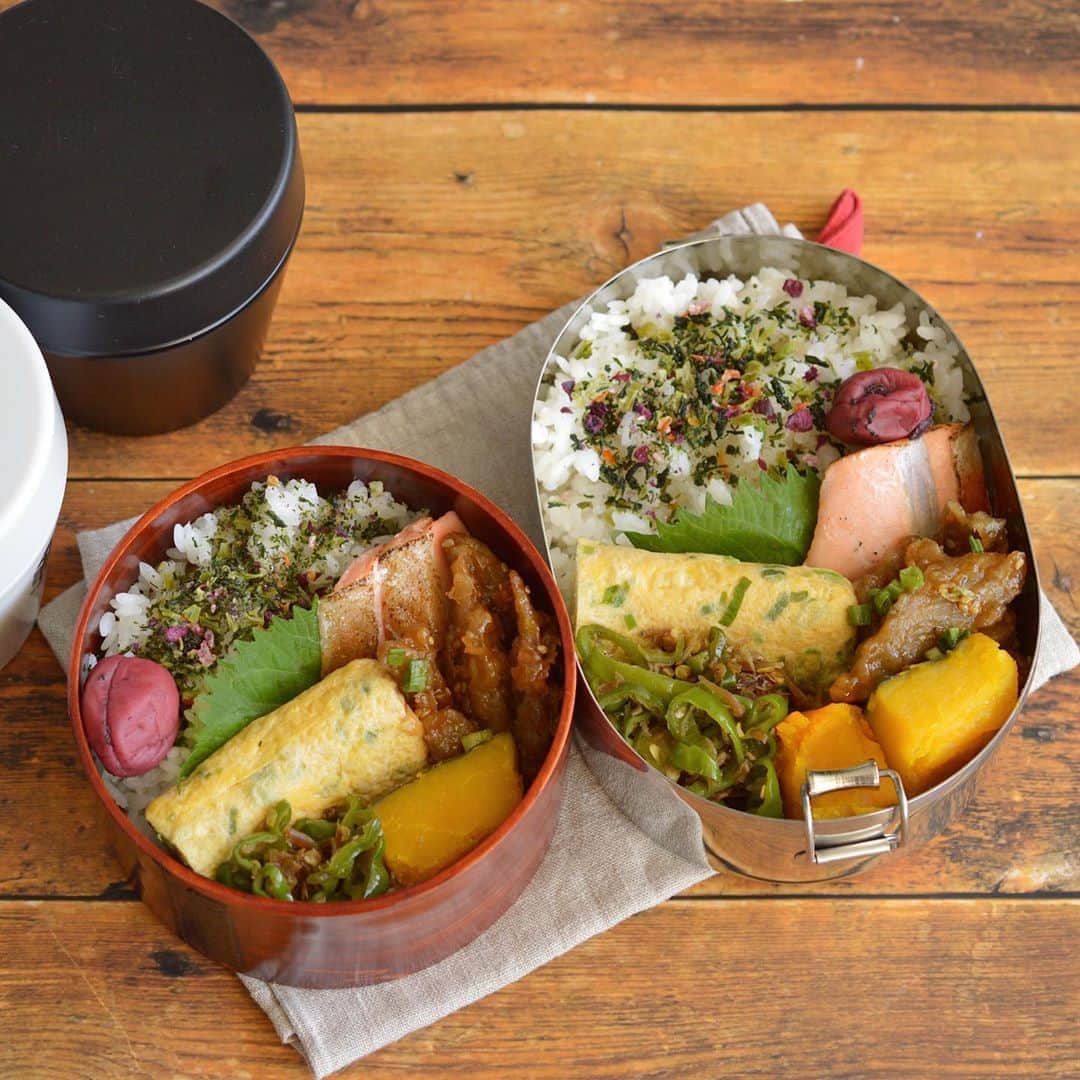 yukiyoのインスタグラム：「2020.9.3* ・ 今日のお弁当 ・ 花むすびと梅干し乗っけごはん ネギ入り出汁巻 焼きサーモンオリーブオイル漬け ごぼう甘辛 蒸しかぼちゃ ピーマンジャコ甘辛炒め ・ お湯を入れるお味噌汁付き ・ ・ ようやく夜が涼しくなってきて 毎日寝過ぎて寝坊してます。。 ・ #昨日もお弁当作ったけど写すのは断念 ・ #お弁当 #obento #bento #lunch #lunchbox #onthetable #japanesefood #暮らし #曲げわっぱ #lin_stagrammer #ロカリ #おうちごはんLover #マカロニメイト #IGersJP」