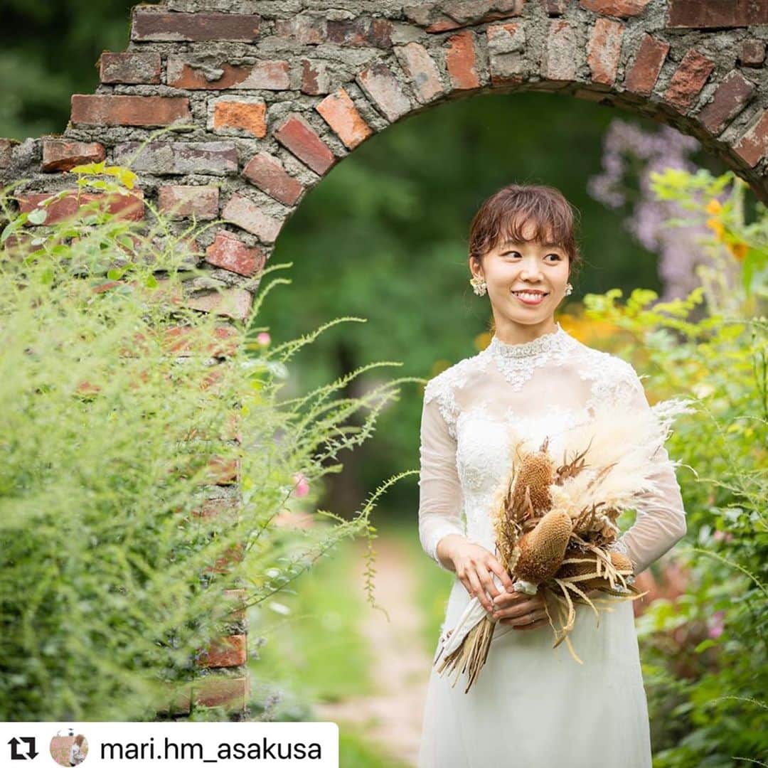 のインスタグラム：「#Repost @mari.hm_asakusa with @make_repost ・・・ おしゃれなお嫁様🥺💓  #編みおろし  ナチュラルだけど大人きれいな感じすごい好きです♡ ちょっとクールよりがどタイプ♡♡  ヘアメイク💄　@mari.hm_asakusa  カメラ📷  @studioaqua_kaito   8月までのスタッフです！ ※通常は浅草店勤務になります  «どこでも出張行きます* ご指名お待ちしております»  . スタジオ SOLA @studiosola_hokkaido  スタジオアクア浅草　@studioaqua_asakusa  @decollte_weddingphoto  #スタジオアクア浅草店  #スタジオAQUA #スタジオソラ #スタジオソラ北海道 #スタジオアクア_ロケーションヘア  #ウエディング #前撮り #結婚式ヘアメイク  #フォト婚 #花嫁 #花嫁準備  #洋装ヘア  #アップスタイル #ヘアメイク  #ヘアアレンジ #ヘアスタイルロング  #メイク  #髪型  #東京前撮り  #ウェディングヘア  #和装ヘアメイク  #和装前撮り  #洋装前撮り  #ロケーションフォト  #日本中のプレ花嫁さんとつながりたい  #前撮りヘア  #ナチュラルヘアメイク #ロケーションヘア」