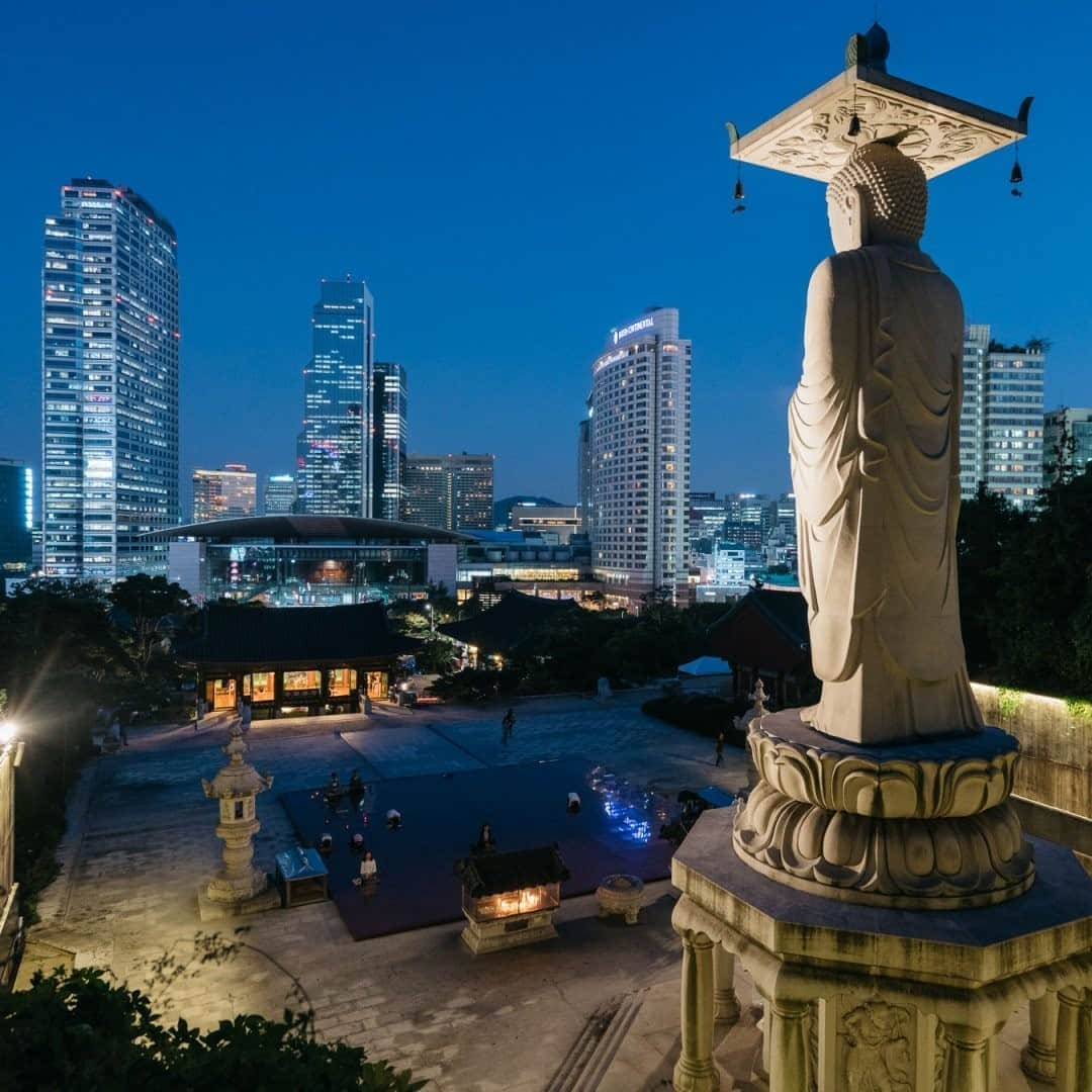 National Geographic Travelさんのインスタグラム写真 - (National Geographic TravelInstagram)「Photo by @junmichaelpark  A large statue of Buddha at Bongeunsa temple overlooks a commercial district in Gangnam, Seoul, South Korea. I’ve been living in Seoul for my entire life, and the city is in a constant state of change. I love to seek out hidden gems like this view, where you can have a bit of distance and quiet from the fast-paced life. For more photos and stories, follow @junmichaelpark.」9月3日 9時04分 - natgeotravel