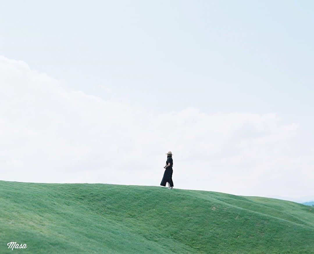 のインスタグラム：「. . . Green hill . 夜、映画観てたら3時になってた😅 在宅のいいところでもある💦 . 撮影日 : 2020年8月15日 . #まさペン #ヤマプリ #pentax6x7 #バケペン #instagramjapan #igersjp #tokyocameraclub #art_of_japan_ #photogenic_jp #GPW_members_only #good_portraits_world #film_jp #film #フィルム #film_com #filmcamera #filmphotography #portrait #ポートレート #photogram_archive #todays_blue_collection #team_jp_ #滋賀 #shiga」