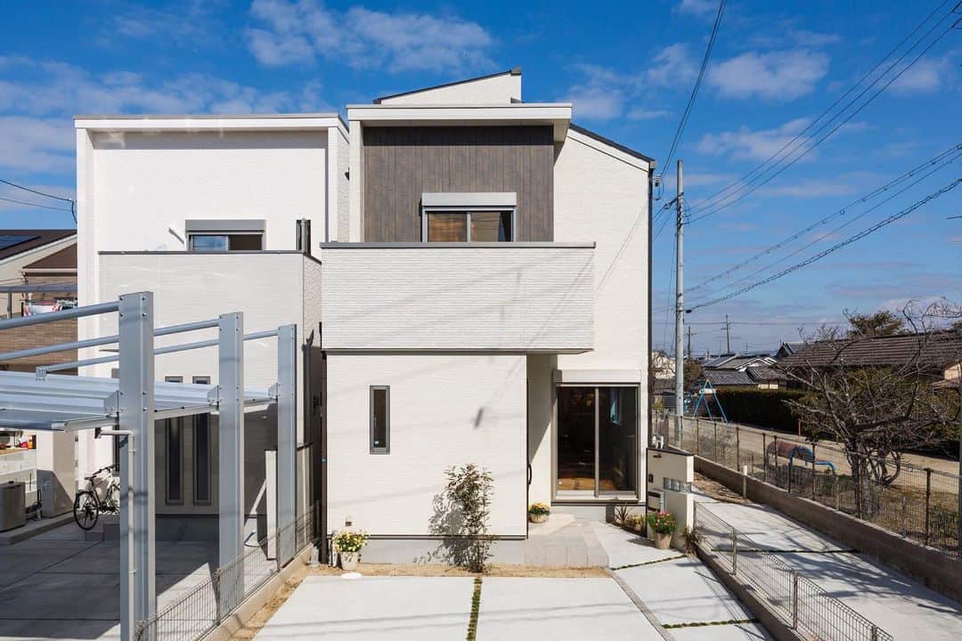 京都建物さんのインスタグラム写真 - (京都建物Instagram)「＼ベースは白！／﻿ ﻿ 外壁のベースカラーはホワイトを選ばれる方がとても多いです☺︎❤︎﻿ ﻿ 悩むのはアクセントカラー、、﻿ ブラウンのアクセント外壁で、ナチュラルな印象に…❤︎❤︎﻿ ﻿ バルコニーの部分も質感の違うホワイトカラーの外壁を使用しています♪♪﻿ ﻿ ﻿ 京都建物では、お打ち合わせを重ねながら、﻿ お客様一組一組の生活動線に合わせて様々なご提案を致します。﻿ あなたの家が世界で一番素敵な場所であるために。﻿ 京都建物が“理想のあなたの家づくり”をサポート致します！﻿ ﻿ まずは、お気軽に京都建物モデルハウス・コンセプトハウスへお越しください♪﻿ きっと、家づくりのヒントが見つかる有意義な時間が過ごせるはずです！﻿ ﻿ あなたのお越しをお待ちしております♪﻿ ﻿ ﻿ ギャラリーページはホームページから チェック頂けます◎﻿ ■トップページのURLをクリック■﻿ ﻿ 【あなたの家それは世界で一番素敵な場所】﻿ ---------------------﻿ more phots...👉@kyototatemono_﻿ ---------------------﻿ ﻿ 地震に強く、夏は涼しく、冬は暖かくて住み心地の良い、おしゃれな #マイホーム を建てたい！﻿ 今の住まいを自分の好みに建て替えたい！﻿ そんな方は、ぜひ#京都建物　にご相談下さい ↓プロフィール欄からHPに移動できます。﻿ ---------------------﻿ @kyototatemono_﻿ ---------------------﻿ ﻿ お家のあれこれ住まいづくりの﻿ ヒントはこちらで随時更新中❗﻿ ↓↓↓﻿ ----------------------﻿ @_kyototatemono_﻿ ----------------------﻿ ﻿ #京都建物 ﻿ #京都建物株式会社﻿ #注文住宅 ﻿ #自由設計 ﻿ #京都新築﻿ #宇治新築﻿ #京都工務店﻿ #宇治工務店﻿ #京田辺新築 ﻿ #城陽新築﻿ #宇治分譲地﻿ #新築分譲地﻿ #宇治市﻿ #外観デザイン﻿ #住まい ﻿ #新築 ﻿ #新築一戸建て ﻿ #アクセント外壁﻿ #工務店 ﻿ #マイホーム計画﻿ #洗面スペース﻿ #外観﻿ #畳スペース﻿ #和ダイニング﻿ #外壁﻿ #京都分譲地 ﻿ #京都ランチ﻿ #京都グルメ」9月3日 9時27分 - kyototatemono_