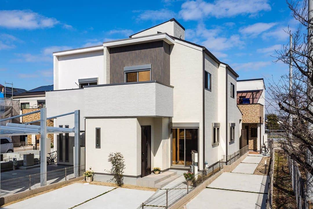 京都建物のインスタグラム：「＼ベースは白！／﻿ ﻿ 外壁のベースカラーはホワイトを選ばれる方がとても多いです☺︎❤︎﻿ ﻿ 悩むのはアクセントカラー、、﻿ ブラウンのアクセント外壁で、ナチュラルな印象に…❤︎❤︎﻿ ﻿ バルコニーの部分も質感の違うホワイトカラーの外壁を使用しています♪♪﻿ ﻿ ﻿ 京都建物では、お打ち合わせを重ねながら、﻿ お客様一組一組の生活動線に合わせて様々なご提案を致します。﻿ あなたの家が世界で一番素敵な場所であるために。﻿ 京都建物が“理想のあなたの家づくり”をサポート致します！﻿ ﻿ まずは、お気軽に京都建物モデルハウス・コンセプトハウスへお越しください♪﻿ きっと、家づくりのヒントが見つかる有意義な時間が過ごせるはずです！﻿ ﻿ あなたのお越しをお待ちしております♪﻿ ﻿ ﻿ ギャラリーページはホームページから チェック頂けます◎﻿ ■トップページのURLをクリック■﻿ ﻿ 【あなたの家それは世界で一番素敵な場所】﻿ ---------------------﻿ more phots...👉@kyototatemono_﻿ ---------------------﻿ ﻿ 地震に強く、夏は涼しく、冬は暖かくて住み心地の良い、おしゃれな #マイホーム を建てたい！﻿ 今の住まいを自分の好みに建て替えたい！﻿ そんな方は、ぜひ#京都建物　にご相談下さい ↓プロフィール欄からHPに移動できます。﻿ ---------------------﻿ @kyototatemono_﻿ ---------------------﻿ ﻿ お家のあれこれ住まいづくりの﻿ ヒントはこちらで随時更新中❗﻿ ↓↓↓﻿ ----------------------﻿ @_kyototatemono_﻿ ----------------------﻿ ﻿ #京都建物 ﻿ #京都建物株式会社﻿ #注文住宅 ﻿ #自由設計 ﻿ #京都新築﻿ #宇治新築﻿ #京都工務店﻿ #宇治工務店﻿ #京田辺新築 ﻿ #城陽新築﻿ #宇治分譲地﻿ #新築分譲地﻿ #宇治市﻿ #外観デザイン﻿ #住まい ﻿ #新築 ﻿ #新築一戸建て ﻿ #アクセント外壁﻿ #工務店 ﻿ #マイホーム計画﻿ #洗面スペース﻿ #外観﻿ #畳スペース﻿ #和ダイニング﻿ #外壁﻿ #京都分譲地 ﻿ #京都ランチ﻿ #京都グルメ」