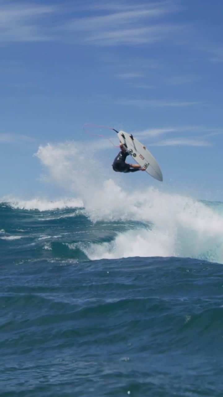 ジョン・ジョン・フローレンスのインスタグラム：「Finding some waves with summer winds! Making a little edit with @live.fast.die.old @nathan_florence and @mattmeola soon. _ 🎥 @jonspenser」