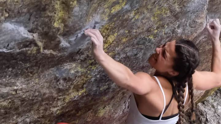 ブルック・ラバウトゥーのインスタグラム：「Here’s a little vid of my first real attempt to send Jade (8B+/V14). I was so shocked I got passed the crux, that I forgot where to put my feet and fell on the V10 stand. Came back a few days later and sent first try! Head over to @mellowclimbing to watch the send footy🥳  • Link in bio!」