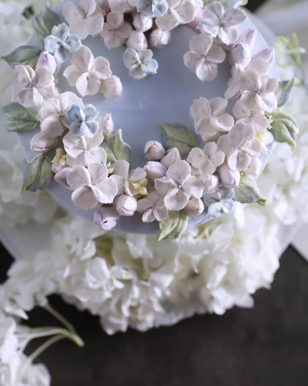 청담 수케이크 (atelier soo)さんのインスタグラム写真 - (청담 수케이크 (atelier soo)Instagram)「ㅡ hydrangea. Buttercreamcake.  @flowerbyson  보내주신수국이너무아름다웠네🤍 ㅡ #flower #cake #flowercake #partycake #birthday #bouquet #buttercream #baking #wilton #weddingcake ㅡ www.soocake.com」9月3日 9時29分 - soocake_ully