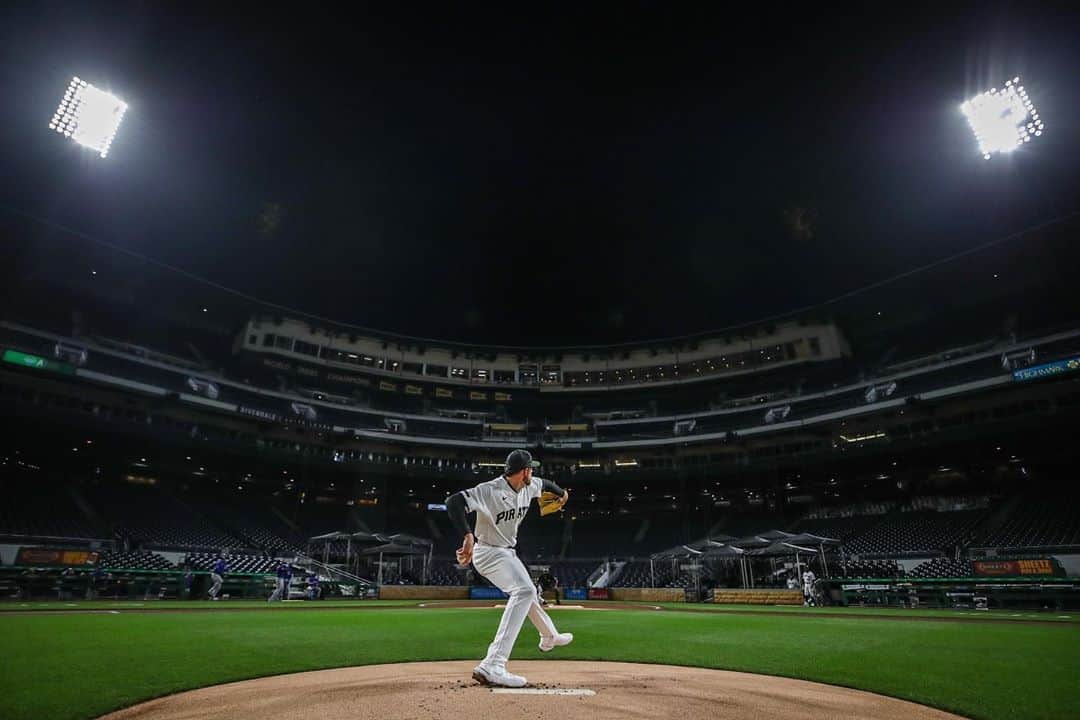 ピッツバーグ・パイレーツのインスタグラム：「Under the lights」