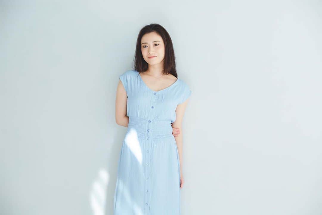 鈴木芳奈のインスタグラム：「舞台出演情報解禁させていただきました！！ コメント、メッセージくださった皆さんありがとうございます♪ 久々の舞台、そしてこうしてリモートでも映像でもなく生で、皆さんに届けられることがとても嬉しく、感慨深いです。 舞台が出来るのは、物語を書く人がいて、作る人がいて、形にする人がいて、演じる人がいて、音を奏でてくれる人、光を灯してくれる人がいて。 なにより楽しみに観に来てくれる人がいるから。 それではじめて舞台は完成するんです。 今日を生きる。そんな皆さんの活力になるために全力でやるのみ！ おはよ☀︎ #舞台 #出演 #俳優 #作品撮り」