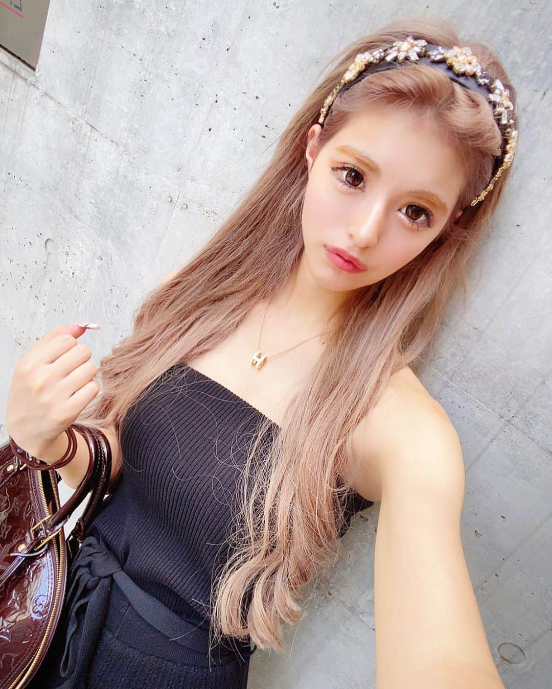アンジェリカのインスタグラム：「❤︎ . かちゅーしゃ😇なんか付けちゃって〜🤣❤︎ な日もあったよーーって。 髪色が可愛くてお気に入りなーの🖤🖤🖤 @shuu.1989 🤲‼︎  今日も頑張ります🖖🏻 . ❤︎ #私服 #あんじぇコーデ #カチューシャ #カラコン変えた 👺」