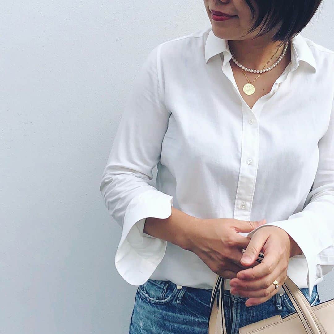 望月律子さんのインスタグラム写真 - (望月律子Instagram)「コインペンダント 定番の白シャツ×デニムに新しいジュエリーをプラス。 コインペンダント…ちょっと懐かしさもあるな。 白シャツのカフスはロールアップせず、ボタンを開けてゆるりと着るのが今の気分。 #コインペンダント #mariha  #アクセントになりますね」9月3日 9時34分 - ritsukomochizuki