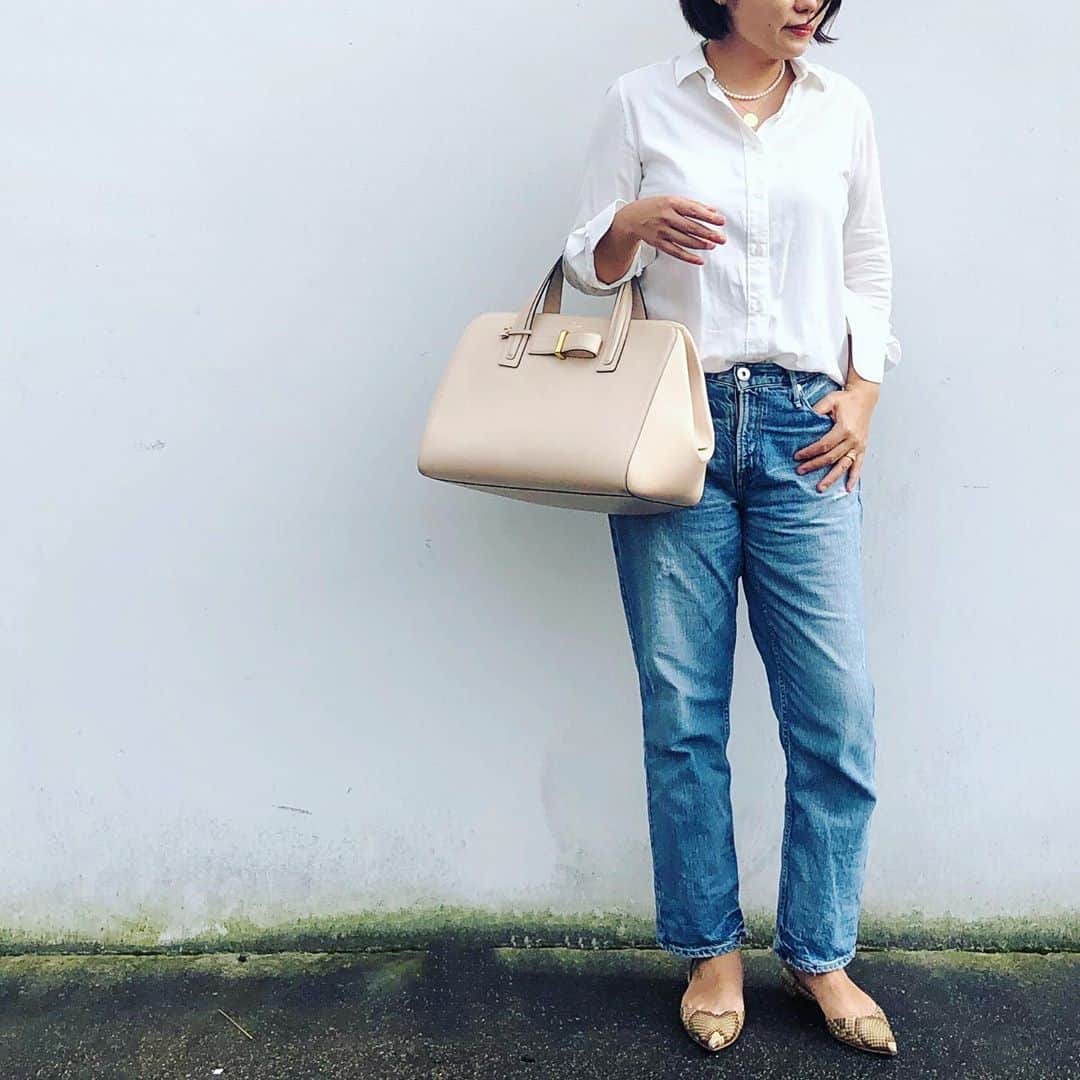 望月律子さんのインスタグラム写真 - (望月律子Instagram)「コインペンダント 定番の白シャツ×デニムに新しいジュエリーをプラス。 コインペンダント…ちょっと懐かしさもあるな。 白シャツのカフスはロールアップせず、ボタンを開けてゆるりと着るのが今の気分。 #コインペンダント #mariha  #アクセントになりますね」9月3日 9時34分 - ritsukomochizuki
