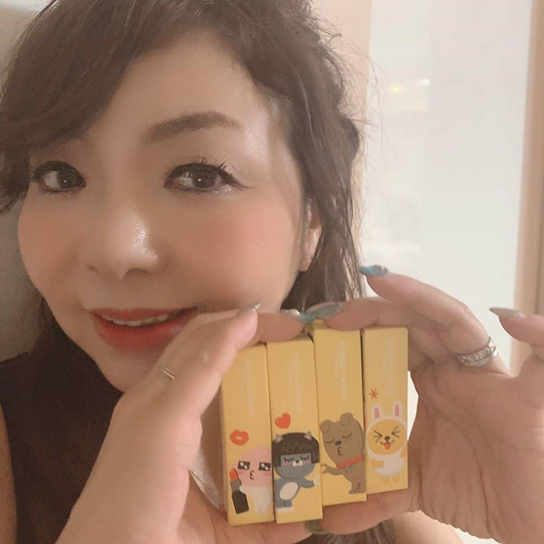 モモコさんのインスタグラム写真 - (モモコInstagram)「マックのメイク用品いただきました😍 あたしも娘も大興奮‼️ 1番の趣味がメイク❗️ 1番集めてるのがメイク用品💄 取り合いしちゃいました💕  詳細はアメブロで😊  今日19時から配信のYouTubeは、仲良しのえみちゃんの新店舗『グランメゾンe』に行った時の様子です。 芸術的なお料理、貴重な食器をご覧あれ〜💕  #ハイヒールモモコ #👠 #👠🍑 #CHANEL #シャネラー #グルメ #アメブロ  #YouTube #モモコ新聞 #グランメゾンE #メイク #コスメ #メイク用品」9月3日 9時34分 - highheel_momoko