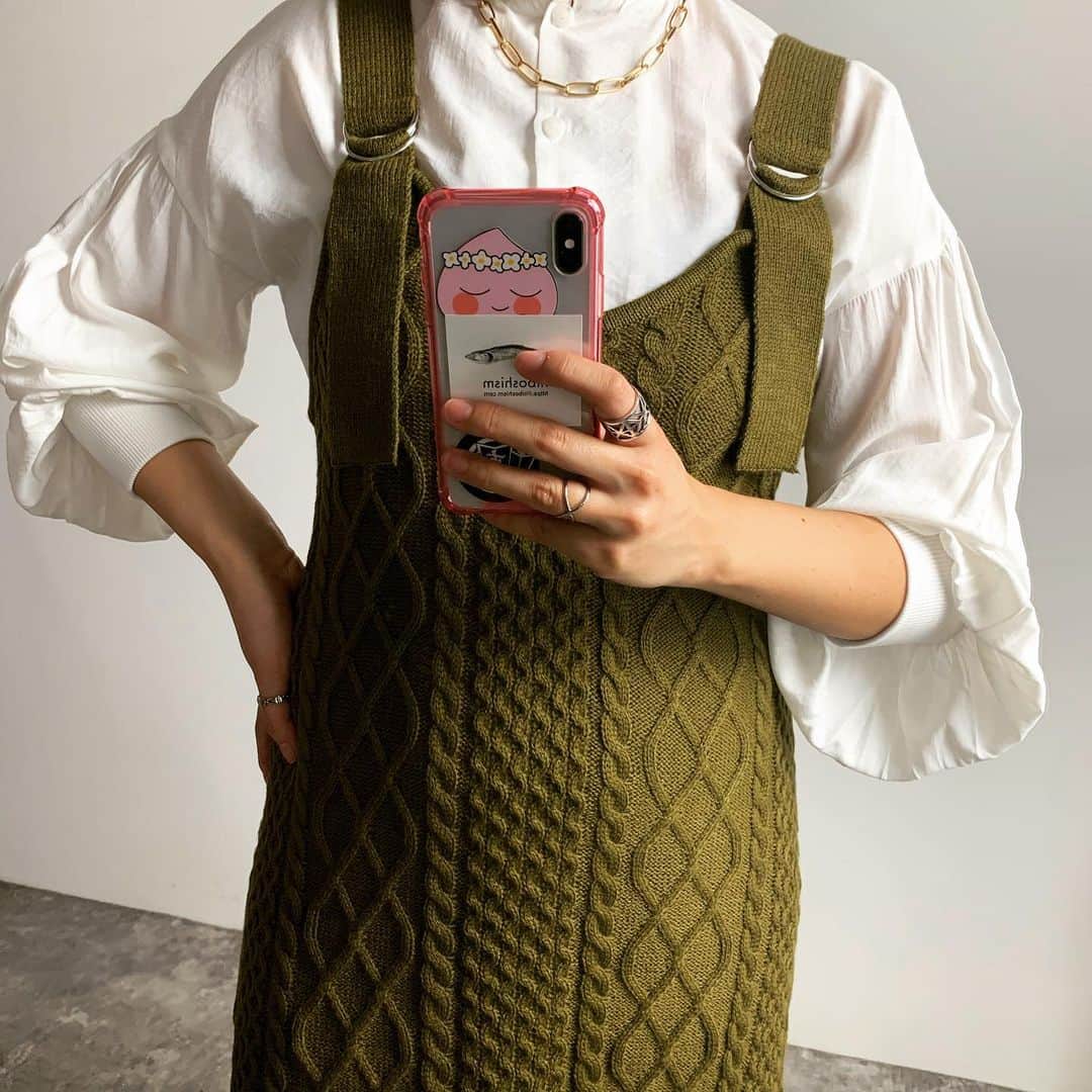 アンティローザさんのインスタグラム写真 - (アンティローザInstagram)「. ✔️BDR a/w collection . . ケーブル編みジャンパースカート . ¥4,950（税込） . オリーブ/ベージュ . . サイドのスリットとケーブル編みで、レイヤードするだけでトレンドライクな印象に✔️ . 合わせているボトムは先日ご紹介したオリエンタル柄パンツの色違いのオリーブ🌿 トップスもボトムもリンクを貼っているので気になる方は是非♡ . 商品をタップしていただくとZOZOに飛べますので是非ご利用ください🕊 . . #birthdayroom #BDR #fashion #ootd #OOTD #ZOZOTOWN #WEAR #コーディネート #한국패션 #한국 #코디 #데일리코디 今日のコーデ #ZOZOでしか買えない #淡色コーデ #プチプラ高見えコーデ #お洒落さんとつながりたい #韓国ファッション #photo #洋服 #通販 #ファッション通販 #autumn #大人コーデ #柄パンツ #リラックスパンツ #シンプルコーデ  #원프스 #니트원프스」9月3日 9時46分 - birthdayroom_official