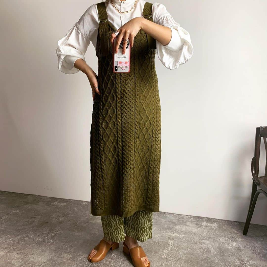 アンティローザさんのインスタグラム写真 - (アンティローザInstagram)「. ✔️BDR a/w collection . . ケーブル編みジャンパースカート . ¥4,950（税込） . オリーブ/ベージュ . . サイドのスリットとケーブル編みで、レイヤードするだけでトレンドライクな印象に✔️ . 合わせているボトムは先日ご紹介したオリエンタル柄パンツの色違いのオリーブ🌿 トップスもボトムもリンクを貼っているので気になる方は是非♡ . 商品をタップしていただくとZOZOに飛べますので是非ご利用ください🕊 . . #birthdayroom #BDR #fashion #ootd #OOTD #ZOZOTOWN #WEAR #コーディネート #한국패션 #한국 #코디 #데일리코디 今日のコーデ #ZOZOでしか買えない #淡色コーデ #プチプラ高見えコーデ #お洒落さんとつながりたい #韓国ファッション #photo #洋服 #通販 #ファッション通販 #autumn #大人コーデ #柄パンツ #リラックスパンツ #シンプルコーデ  #원프스 #니트원프스」9月3日 9時46分 - birthdayroom_official
