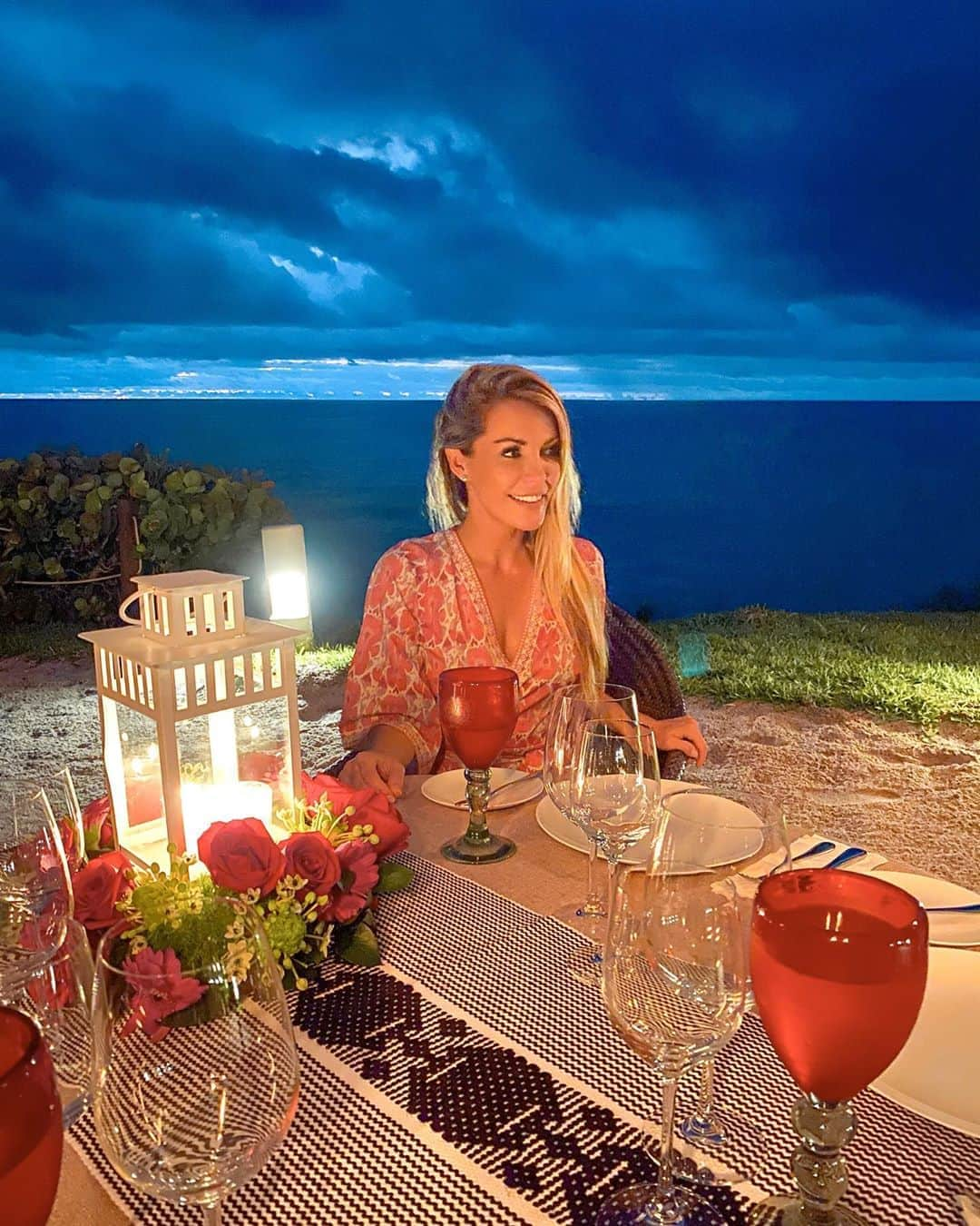 クリスタル・ハリスのインスタグラム：「We had such a magical ending to our stay at @fspuntamita getting to experience dinner at “the rock.” It was gorgeous and romantic and stormy and one of the most beautiful dinners I’ve ever had in my life.  Super happy to be sharing these moments with friends @amandaarcherisme @burnt_recordings and the birthday boy that has my heart, @_nathan.levi_ ❤️ #fspuntamita #puntamita #mexico #travel #adventure #wanderlust #sohappy」