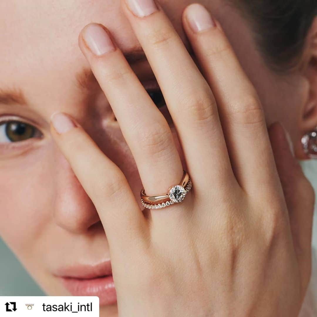 j_paris_bridalさんのインスタグラム写真 - (j_paris_bridalInstagram)「#Repost @tasaki_intl with @make_repost ・・・ "PIACERE Solitaire" in SAKURAGOLD™ sense of beauty in its innocent and gentle hue symbolizes the moment of joy that will eternally emit a beautiful everlasting spark. #TASAKI #PIACEREDIAMOND #BRILLANTE #diamond #Bridal #engagementring #weddingring #Junebride」9月3日 9時43分 - j_paris_bridal