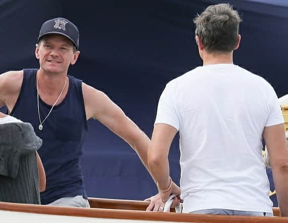 ニール・パトリック・ハリスさんのインスタグラム写真 - (ニール・パトリック・ハリスInstagram)「😎😂🥰 #neilpatrickharris #davidburtka #nph #db #actors #lovethem #handsome #chef #hamptons #friends #couple #husbands @nph @dbelicious 🧡🧡」9月3日 9時48分 - instagranph